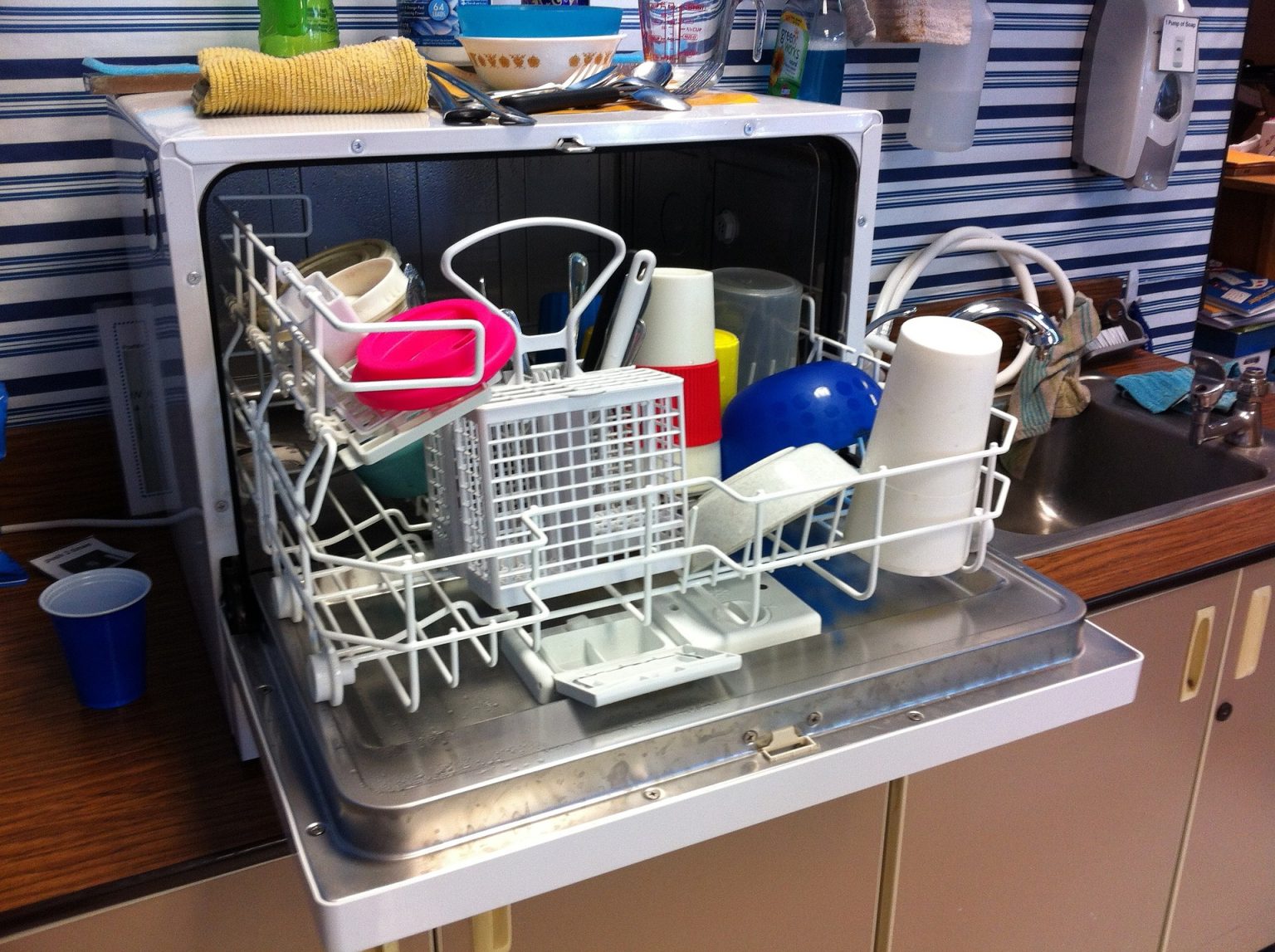 How to Clean Dishwasher with Vinegar and Baking Soda? DishwashingPicks