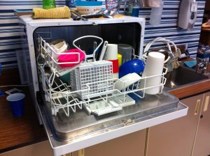 clean-dishwasher-with-vinegar-and-baking-soda